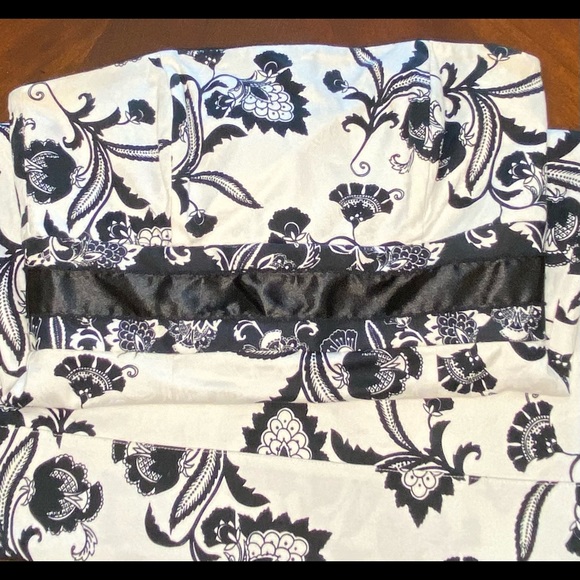 White House Black Market strapless dress - Picture 3 of 7